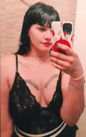 Leila una escort de tucuman muy puta y prostituta posando desnuda sensual con fotos selfie y videos